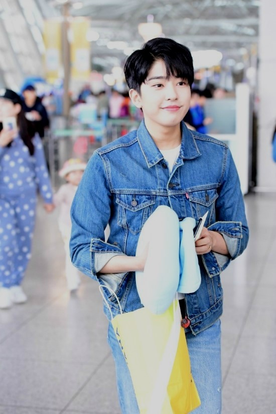 가수 김시현이 홍콩패션쇼 행사를 위해 인천공항을 통해 출국하고 있다