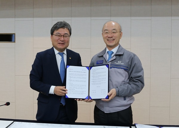 KAI 김조원 사장(사진 오른쪽)과 중소기업진흥공단 이상직 이사장이 업무협약을 체결했다./출처=KAI