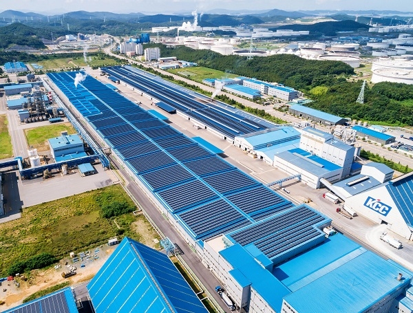 중부권 최대 규모 지붕형 태양광 발전소가 설치된 KCC 대죽공장 전경./출처=KCC