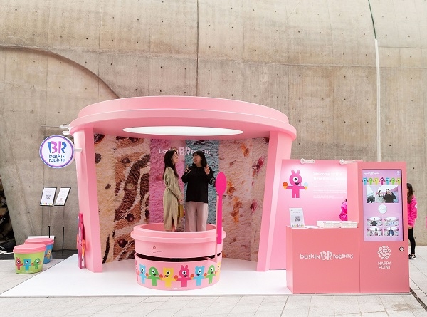 배스킨라빈스가 2019 서울패션위크에 설치한 '지오반노니 팝업부스'에서 관람객들이 '360도 무빙 카메라'를 체험해보고 있다./출처=SPC그룹
