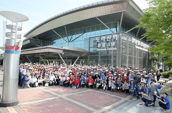 지난해 5월14일 열차여행에 참여한 시민들이 도라산역에서 기념촬영을 하고 있다./출처=광명시