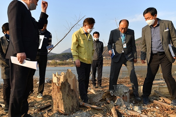 양평 거북섬 하천·계곡 불법시설물 철거 현장을 점검중인 이재명 지사./출처=양평군