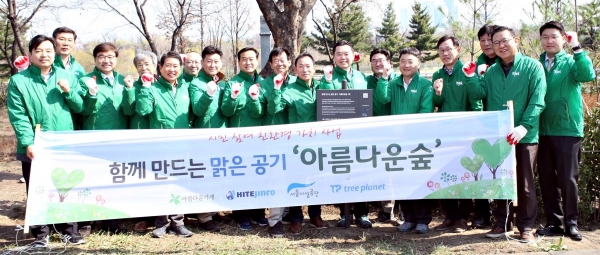 2019년 5월 4일 하이트진로 김인규 대표(첫째줄 오른쪽에서 다섯번째)와 협력사 임직원들이 아름다운숲 조성 행사에 참석했다./출처=하이트진로