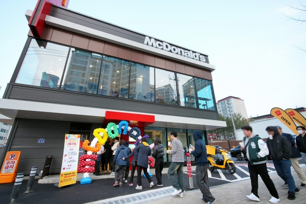 고객들이 22일 맥도날드 ‘안동DT점’의 정식 오픈 시간에 맞춰 매장에 입장하고 있다./출처=맥도날드