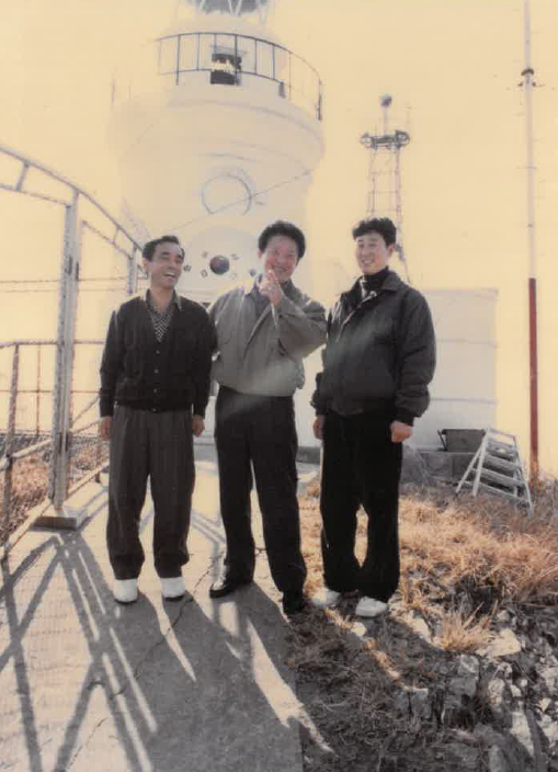 2대 故김창웅 주무관의 모습(1995년 홍도등대 / 사진 가운데) /출처=해양수산부